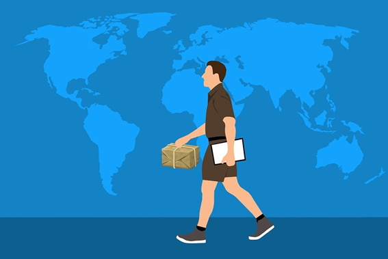 Carteiro com pacote andando pelo mapa mundial - referência à exportação.